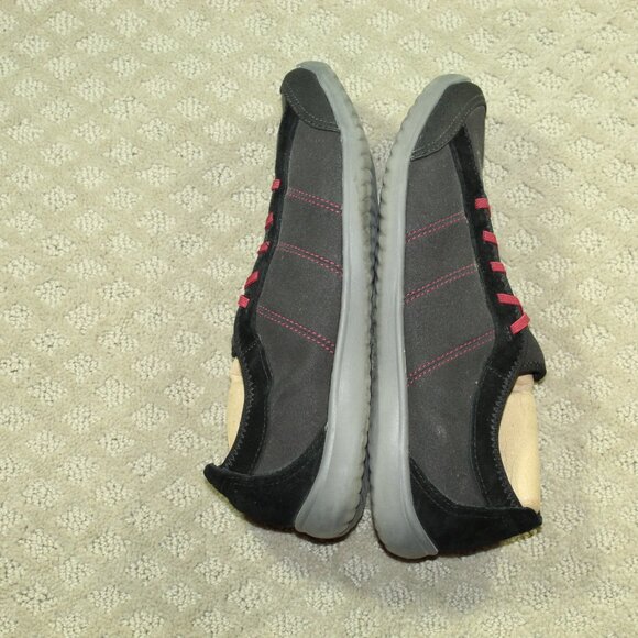 Clarks Women's 8W Black Maroon Elastic Fixed Laces Sneakers - Picture 4 of 6